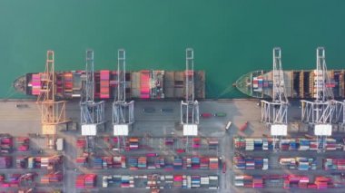 B rulo Aerial view portu konteynır nakliye gemisi ithalat ihracat ticari lojistik. Nakliye işi lojistiği. Limana nakliye ve liman kargosu ticareti. Kusursuz nakliye zinciri