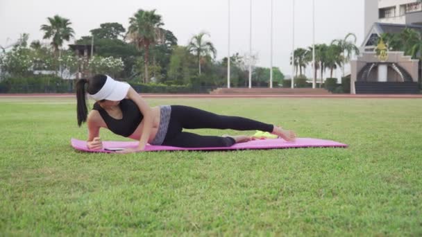 Film Roll Asiatisk Kvinna Som Gör Stretching Övningar Parken Njuter — Stockvideo
