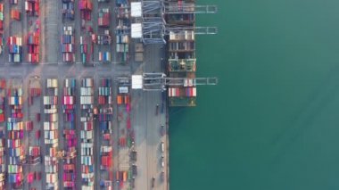 B rulo Aerial view portu konteynır nakliye gemisi ithalat ihracat ticari lojistik. Nakliye işi lojistiği. Limana nakliye ve liman kargosu ticareti. Kusursuz nakliye zinciri