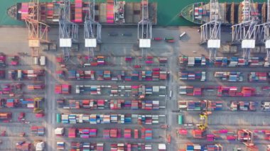 B rulo Aerial view portu konteynır nakliye gemisi ithalat ihracat ticari lojistik. Nakliye işi lojistiği. Limana nakliye ve liman kargosu ticareti. Kusursuz nakliye zinciri