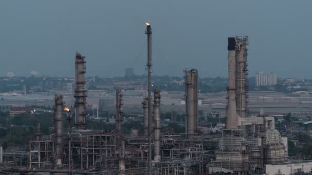 タイムラップ製造石油精製ターミナルは 石油化学の貯蔵のための産業施設です 石油製造製品 発電所だ 映像Bロールビデオ4K — ストック動画