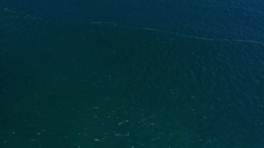 Aerial view okyanus dalgaları, sahil ve kayalık sahil şeridi ve güzel ormanın ikinci filmi. Myanmar Adası, Myanmar 'ın güneyindeki tropikal deniz ve adalar. Güzel turistik yerler.