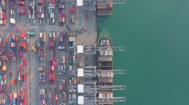 B rulo Aerial view portu konteynır nakliye gemisi ithalat ihracat ticari lojistik. Nakliye işi lojistiği. Limana nakliye ve liman kargosu ticareti. Kusursuz nakliye zinciri