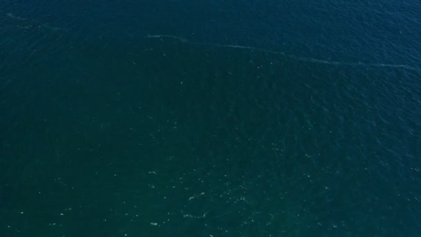 Záběry Roll Letecké Pohled Oceánské Vlny Pláž Skalnaté Pobřeží Krásný — Stock video