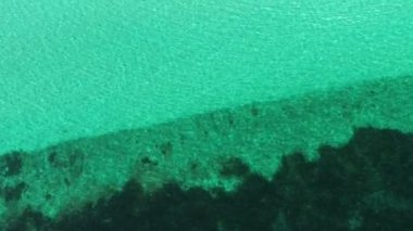 Aerial view okyanus dalgaları, sahil ve kayalık sahil şeridi ve güzel ormanın ikinci filmi. Myanmar Adası, Myanmar 'ın güneyindeki tropikal deniz ve adalar. Güzel turistik yerler.