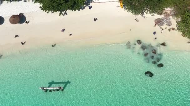 Bilder Rulle Med Havsvågor Strand Och Stenig Kust Och Vacker — Stockvideo