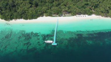 Aerial view okyanus dalgaları, sahil ve kayalık sahil şeridi ve güzel ormanın ikinci filmi. Myanmar Adası, Myanmar 'ın güneyindeki tropikal deniz ve adalar. Güzel turistik yerler.