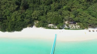 Aerial view okyanus dalgaları, sahil ve kayalık sahil şeridi ve güzel ormanın ikinci filmi. Myanmar Adası, Myanmar 'ın güneyindeki tropikal deniz ve adalar. Güzel turistik yerler.
