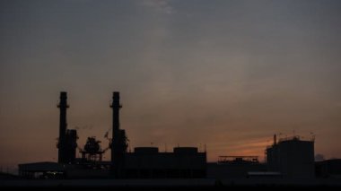 Zaman Hızı üretim rafinerisi petrol ve petrokimya depolama için endüstriyel bir tesistir. Petrol üretim ürünleri. Elektrik santrali. görüntüler 4k.