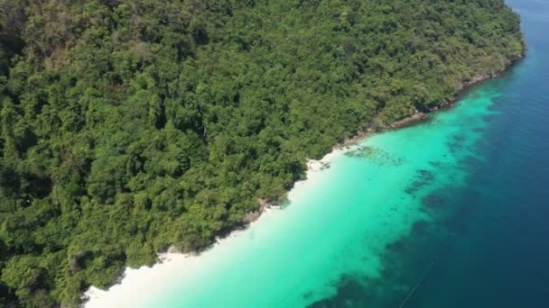 Filmación Roll Vista Aérea Olas Del Océano Playa Costa Rocosa — Vídeo de stock