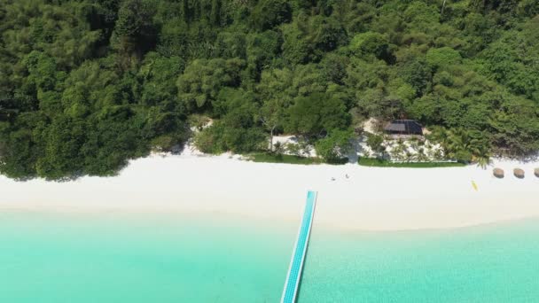 Filmagem Roll Ondas Vista Aérea Oceano Praia Costa Rochosa Bela — Vídeo de Stock