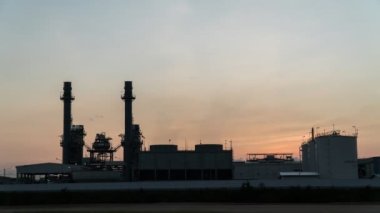 Zaman Hızı üretim rafinerisi petrol ve petrokimya depolama için endüstriyel bir tesistir. Petrol üretim ürünleri. Elektrik santrali. görüntüler 4k.