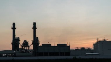 Zaman Hızı üretim rafinerisi petrol ve petrokimya depolama için endüstriyel bir tesistir. Petrol üretim ürünleri. Elektrik santrali. görüntüler 4k.