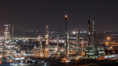 Zaman Hızı üretim rafinerisi petrol ve petrokimya depolama için endüstriyel bir tesistir. Petrol üretim ürünleri. Elektrik santrali. görüntüler 4k.