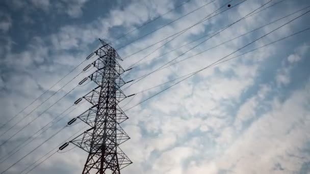 高電圧ポストのタイムラプス 高電圧タワー空の背景 青い空と雲を持つ電柱は — ストック動画
