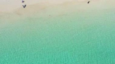 Aerial view okyanus dalgaları, sahil ve kayalık sahil şeridi ve güzel ormanın ikinci filmi. Myanmar Adası, Myanmar 'ın güneyindeki tropikal deniz ve adalar. Güzel turistik yerler.