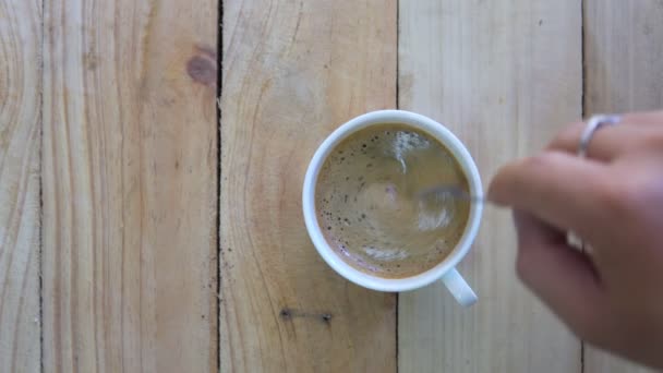 숟가락을 커피를 손으로 돌리는 사람의 배경에 뜨거운 커피가 아침이었습니다 집에서 — 비디오