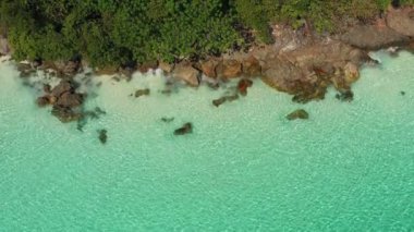 Aerial view okyanus dalgaları, sahil ve kayalık sahil şeridi ve güzel ormanın ikinci filmi. Myanmar Adası, Myanmar 'ın güneyindeki tropikal deniz ve adalar. Güzel turistik yerler.