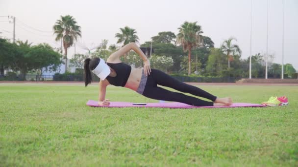Vidéo Roll Asian Woman Faisant Des Exercices Étirement Dans Parc — Video