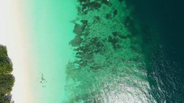 Myanmar adasının deniz dalgaları ve kayalıkları..