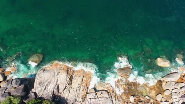 Bロール空中ビュードローンミャンマーの島のビーチの波と岩 — ストック動画