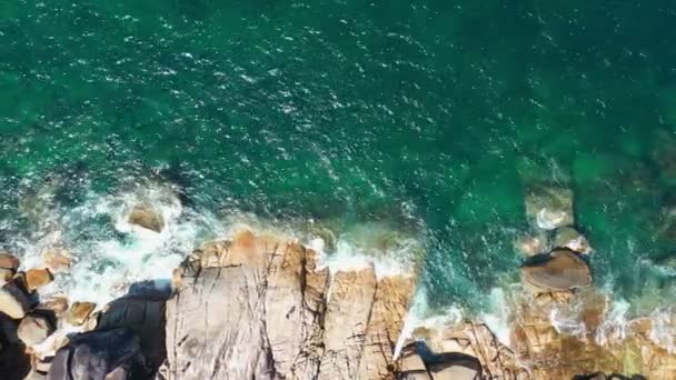 Roll Luftfoto Drone Myanmar Strand Ocean Bølge Stenet – Stock-video