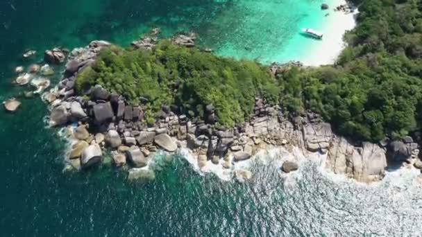 Bロール空中ビュードローンミャンマーの島のビーチの波と岩 — ストック動画