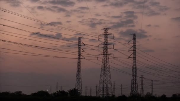 映像Bロール4Kタイムラプス高電圧ポスト 高電圧タワー空の背景 青い空の電柱と日没の雲 タイムラプス映像 世界のエネルギー概念 — ストック動画
