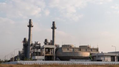 Zaman Hızı üretim rafinerisi petrol ve petrokimya depolama için endüstriyel bir tesistir. Petrol üretim ürünleri. Elektrik santrali. Görüntüler zaman aşımı b rulo video 4k.
