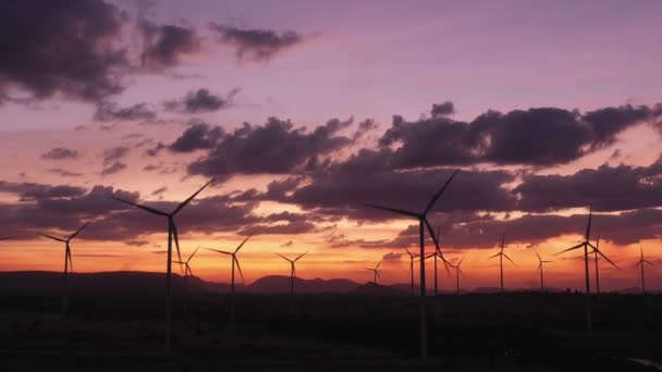 省エネルギーの風力タービンの空中ビューは ビデオ4K形式で世界を保存します 日没の空中撮影 ドローン映像は美しい雲と日の出時の風力タービン 地球温暖化の概念とグリーンエネルギー — ストック動画