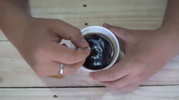 Blick Von Oben Auf Person Handlenkenden Kaffee Einer Tasse Mit — Stockvideo