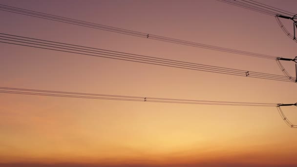 Flygfoto Drönare Skott Högspänningsmetallstolpe Högspänningstorn Skogen Med Rörelse Vid Solnedgången — Stockvideo