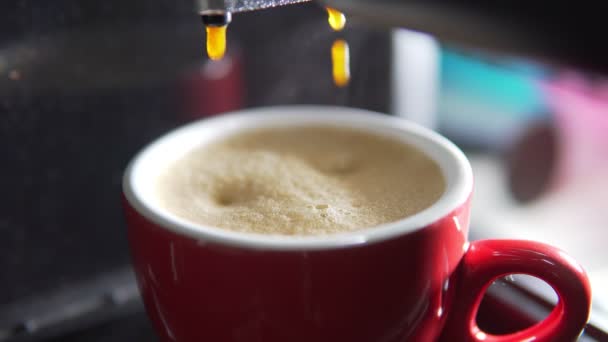 Filmato Rotolo Versare Flusso Caffè Dalla Macchina Tazza Casa Fare — Video Stock