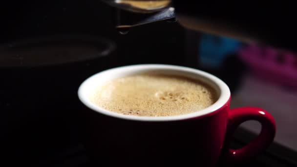 Záběr B Roll of Pouring coffee stream ze stroje v šálku. Doma dělám horký Espresso. Pomocí držáku filtru. Čerstvá mletá káva. Ráno se pije pražená černá káva. 