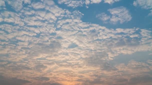 動き雲を構築する ふわふわの白い雲の空の時間の経過 ゆっくり動く雲 Bロール映像Cloudscapeのタイムラプスの曇り 映像は自然の4Kをタイムラプス 背景崇拝キリスト教の概念 — ストック動画