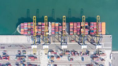 Crane 'in ithalat ticaret lojistiğinde yükleme konteynırları ile uluslararası limanın hiperlapse zaman ayarlı hava görüntüsü. Sanayi lojistik limanı. Endüstriyel limanda konteyner gemisi. Kamera B kaydı.