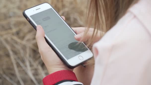 Filmagem Roll Mulher Asiática Usando Telefone Inteligente Com Mídia Social — Vídeo de Stock