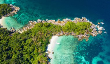 Hava aracı okyanus dalgaları, güzel tropikal plajlar ve kayalık sahil şeridi ve güzel ormanlar çekti. Nga Khin Nyo Gyee Adası Myanmar. Güney Myanmar 'daki tropikal deniz ve adalar