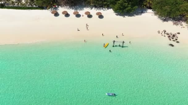 映像空中ビュー海の波 ビーチや岩の海岸線や美しい森のBロール 島ミャンマー南部の熱帯の海と島 美しい観光名所 — ストック動画