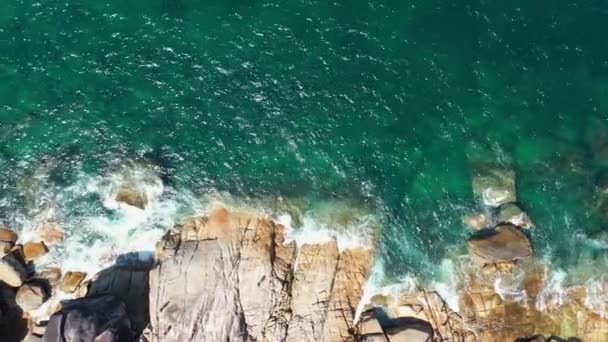 Filmagem Roll Ondas Vista Aérea Oceano Praia Costa Rochosa Bela — Vídeo de Stock