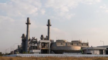 Zaman Hızı üretim rafinerisi petrol ve petrokimya depolama için endüstriyel bir tesistir. Petrol üretim ürünleri. Elektrik santrali. görüntüler 4k.