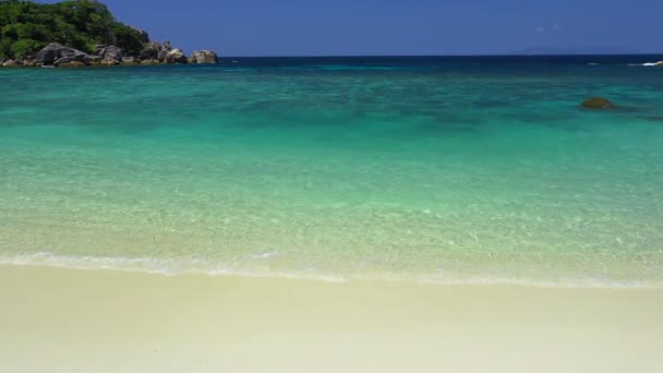 Bilder Rulle Med Havsvågor Strand Och Stenig Kust Och Vacker — Stockvideo