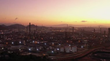 Hava görüntüsü B-roll hafif yağ terminali petrol ve petrokimyasal depolama için endüstriyel bir tesistir. Petrol üretim ürünleri. Elektrik santrali. Az ışık. Kamera b 'nin drone görüntüsü 4k..
