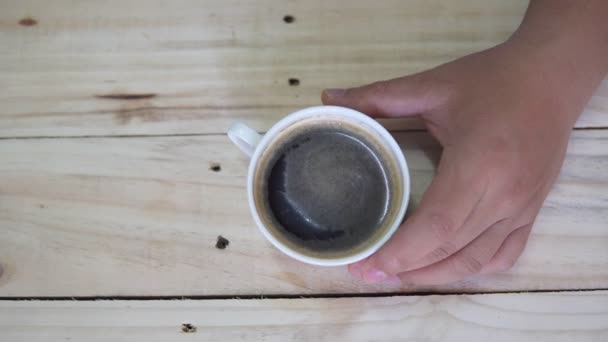 Blick Von Oben Auf Person Handlenkenden Kaffee Einer Tasse Mit — Stockvideo