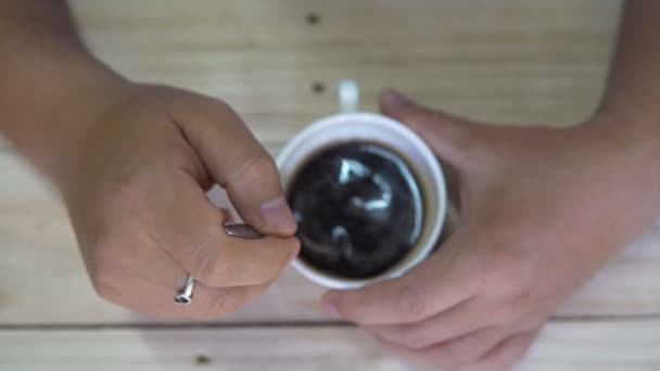 Vista Superior Persona Mano Dirección Café Una Taza Con Cuchara — Vídeo de stock