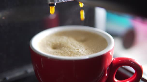 映像Bカップの中のマシンからコーヒーストリームを注ぐのロール ホットエスプレッソを作る家 フィルターホルダーを使用する 新鮮なコーヒーが流れる 朝焙煎黒コーヒーを飲む — ストック動画