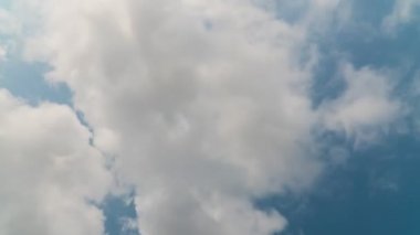 Yapı hareketleri bulutlar. Kabarık kabarık beyaz bulutlar gökyüzü zaman atlaması. Yavaş hareket eden bulutlar. B Roll Görüntü Bulutlu zaman çizelgesi bulutlu. Görüntüler doğanın 4k 'sini gösteriyor. arka plan Hıristiyan kavramı.