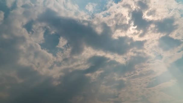 動き雲を構築する ふわふわの白い雲の空の時間の経過 ゆっくり動く雲 Bロール映像Cloudscapeのタイムラプスの曇り 映像は自然の4Kをタイムラプス 背景崇拝キリスト教の概念 — ストック動画