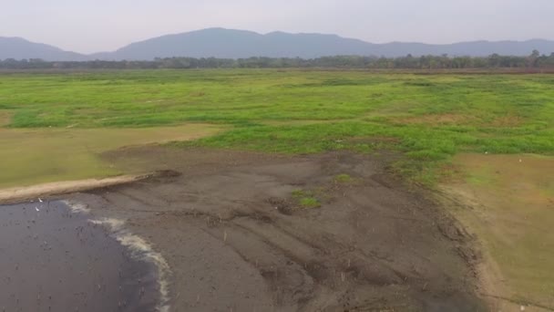 空撮映像気候変動の概念のBロール 漁師のボートや乾燥した湖や気候変動の景色を上空を飛行します 地球温暖化による川の干ばつ 映像Bロールシーン4K — ストック動画