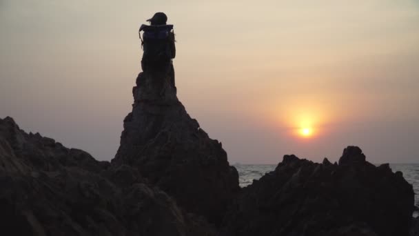 Filmagem Roll Hikers Mulheres Asiáticas Viajam Para Explorar Rock Beira — Vídeo de Stock